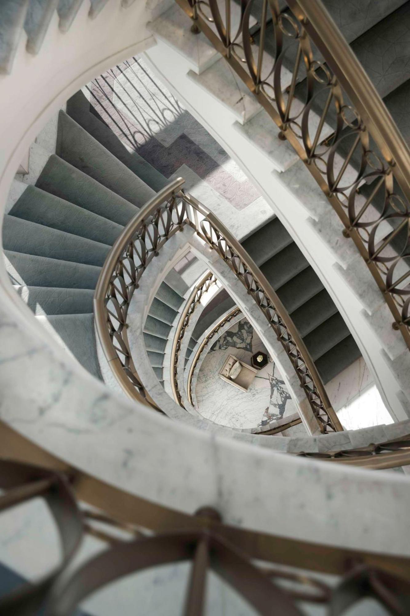 Kempinski The Boulevard Dubai Eksteriør billede Spiral staircase