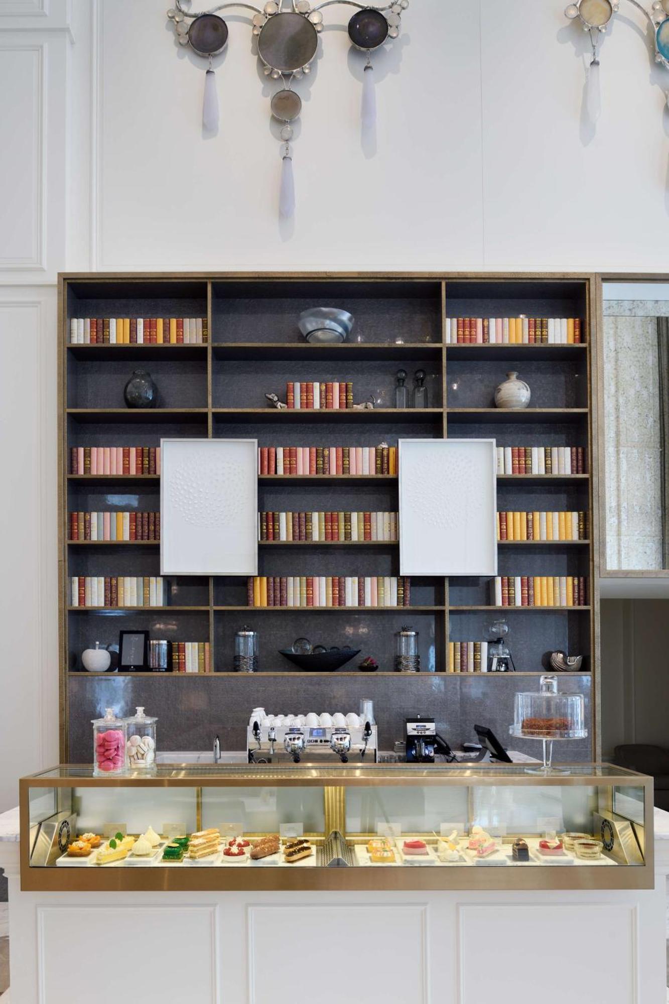 Kempinski The Boulevard Dubai Eksteriør billede A bookcase