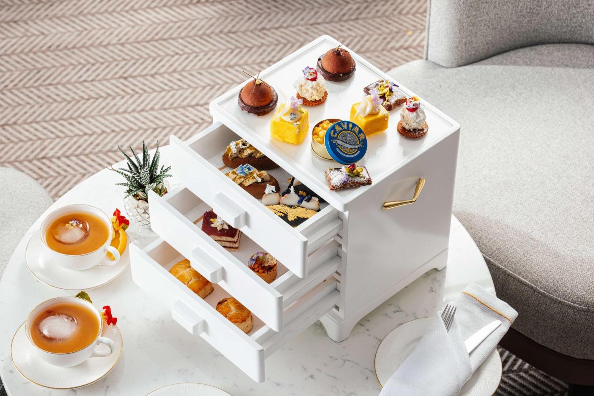 Kempinski The Boulevard Dubai Eksteriør billede Afternoon tea at The Ritz-Carlton, Hong Kong